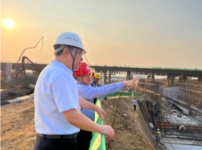 集團(tuán)黨委書記、董事長(zhǎng)涂建平赴洪騰高架 施工一線進(jìn)行調(diào)研